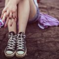 Jambes-d-adolescent-portant-des-converses