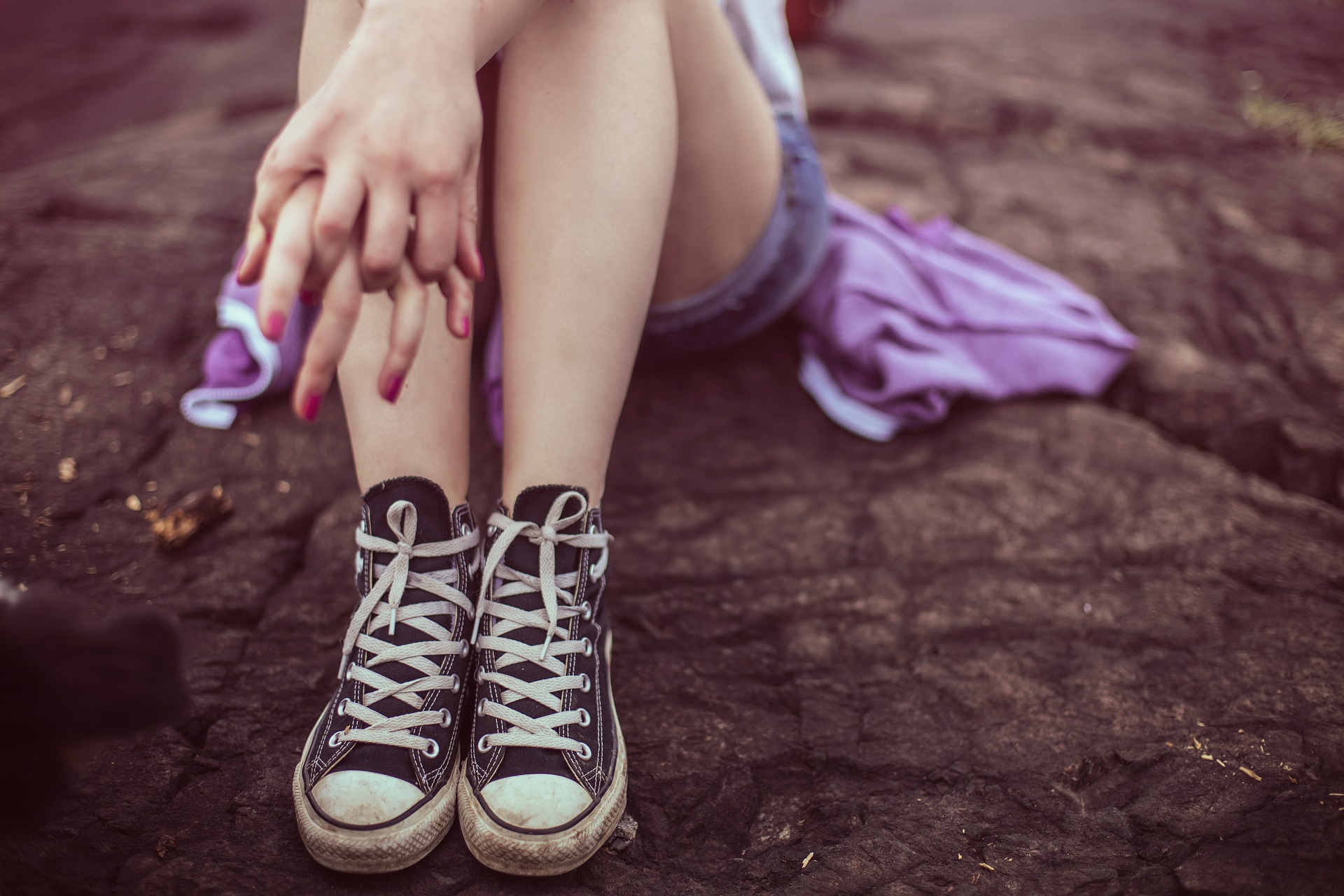 Jambes-d-adolescent-portant-des-converses